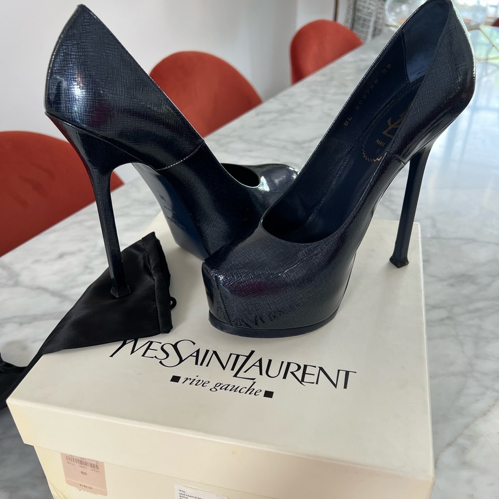 YSL Yves Saint Laurent Tribtoo 105 pump in size 38 Color navy